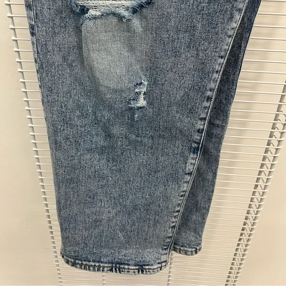 Lightwash Distressed Jeans - Picture 3 of 8